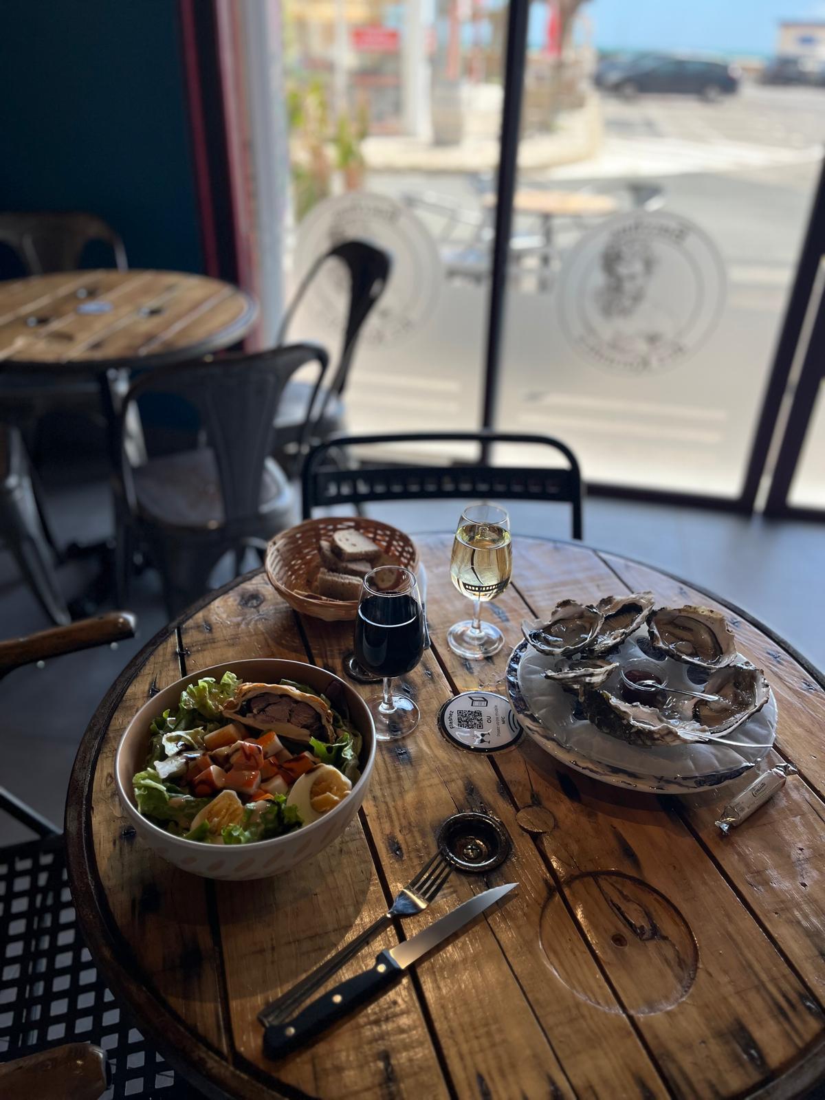 Huîtres servies sur Glace8 à une table du Bacchus à Narbonne