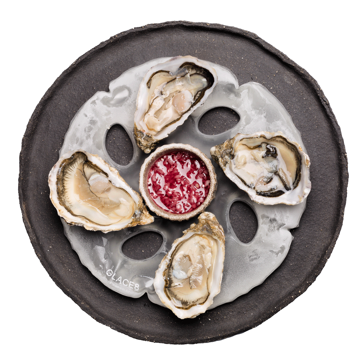 Assiette Glace8® garnie d’huîtres avec un pot de vinaigrette au centre.