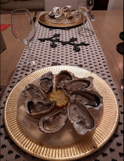 Deux Glace8 garnis d’huîtres pour une table de fêtes de Noël.