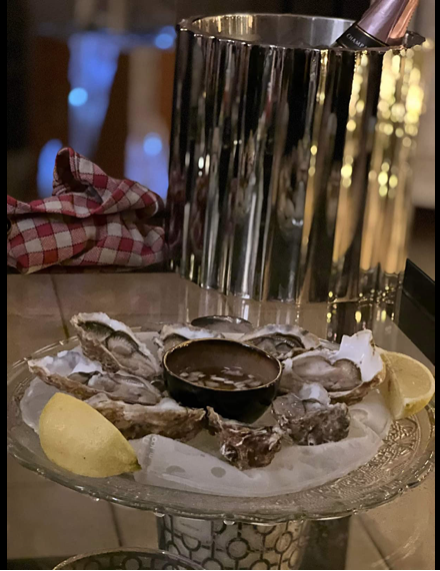 Deux présentations Glace8 avec des huîtres et du champagne pour les fêtes de Noël.