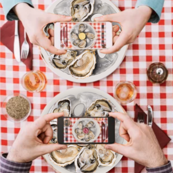 Deux personnes prennent en photo leur assiette à huîtres réfrigérante Glace8